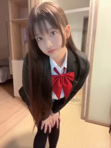 キュートな制服が似合う爆乳美少女 どこの国の方? Jカップは絶対にあるよ ディドルを挿入してオナニー 巨乳 AV レビュー 画像